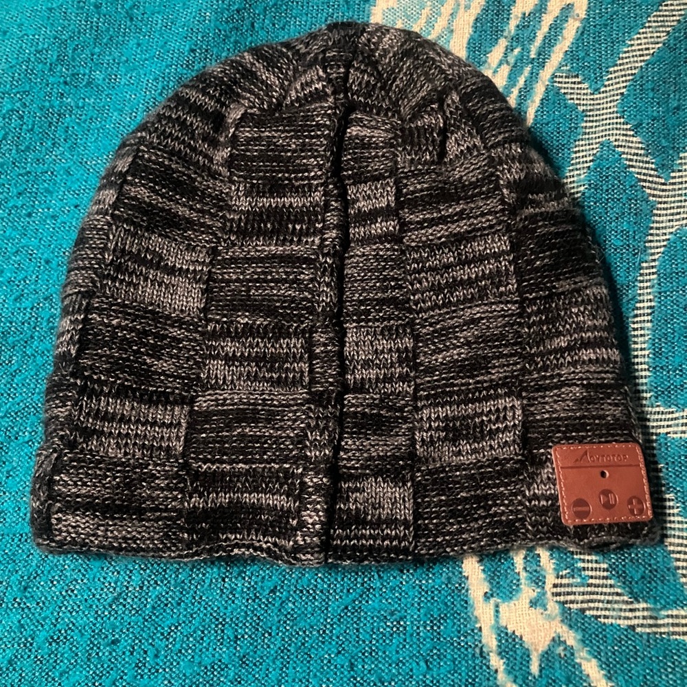 Earthbound Grey beanie hat with build in speakers NEW